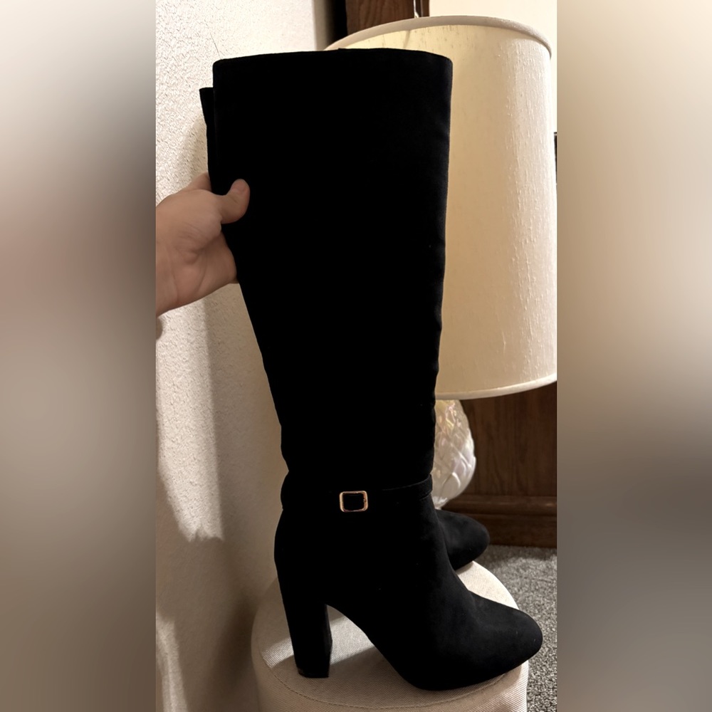 Long boots. black. Suede. With belt and long zipper. It can bend and become sho